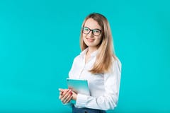 La tutoría caucásica joven del instructor del profesor del trabajador de mujer del retrato en pelo largo de la camisa del estilo foto de archivo La tutoría caucásica joven del instructor del profesor del trabajador de mujer del retrato en pelo largo de la camisa del estilo foto de archivo
