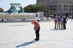 LA VALETA 2 DE JUNIO DE 2019: Una mujer mayor separada de su grupo fotografía de archivo LA VALETA 2 DE JUNIO DE 2019: Una mujer mayor separada de su grupo fotografía de archivo