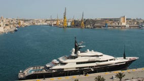 La Valeta, Malta - julio de 2016: La alfa Nero es uno de los yates privados más grandes del motor, midiendo 82 metros de largo La Valeta, Malta - julio de 2016: La alfa Nero es uno de los yates privados más grandes del motor, midiendo 82 metros de largo