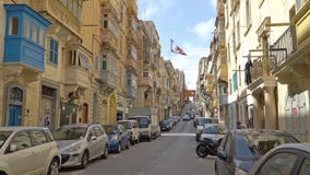 LA VALLETTA - MALTA, aprile 2018: Turisti che camminano lungo le vie medievali di La Valletta, Malta archivi video LA VALLETTA - MALTA, aprile 2018: Turisti che camminano lungo le vie medievali di La Valletta, Malta archivi video