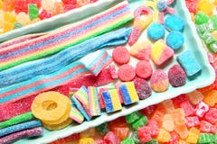 La variété assortie de sucreries aigres inclut des mastications aigres extrêmes de fruit à baie, des clés, des ceintures au goût photographie stock La variété assortie de sucreries aigres inclut des mastications aigres extrêmes de fruit à baie, des clés, des ceintures au goût photographie stock