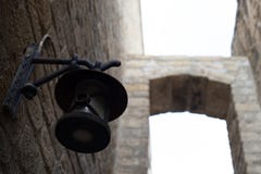 La vecchia città della lanterna antica a Bacu Azerbaijan Vista stretta della via fotografia stock La vecchia città della lanterna antica a Bacu Azerbaijan Vista stretta della via fotografia stock