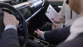 La venta acertada del coche, concesionario de automóviles de sexo femenino aconseja al cliente entrega llaves al cliente y sacude almacen de video La venta acertada del coche, concesionario de automóviles de sexo femenino aconseja al cliente entrega llaves al cliente y sacude almacen de video