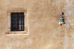 La ventana vieja de la pared de la prisión con las barras de hierro y la alarma imagen de archivo La ventana vieja de la pared de la prisión con las barras de hierro y la alarma imagen de archivo