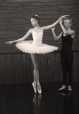 La vettura insegna ad una piccola ballerina immagine stock libera da diritti La vettura insegna ad una piccola ballerina immagine stock libera da diritti