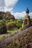 La via di principi fa il giardinaggio e la statua di Thomas Guthrie con EDI immagine stock libera da diritti La via di principi fa il giardinaggio e la statua di Thomas Guthrie con EDI immagine stock libera da diritti