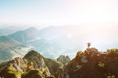 La viandante della montagna con la figurina minuscola dello zaino sta sul supporto più hiest fotografia stock La viandante della montagna con la figurina minuscola dello zaino sta sul supporto più hiest fotografia stock