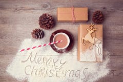 La vie créative de Joyeux Noël toujours avec les boîte-cadeau et la tasse de chocolat Vue de ci-avant Photo libre de droits La vie créative de Joyeux Noël toujours avec les boîte-cadeau et la tasse de chocolat Vue de ci-avant Photo libre de droits
