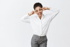 La vie vivante de charme de fille heureuse au plus plein tuteur féminin à la peau foncée mignon dans le costume, montrant des sig photo stock La vie vivante de charme de fille heureuse au plus plein tuteur féminin à la peau foncée mignon dans le costume, montrant des sig photo stock