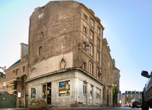 La vieille bibliothèque traditionnelle Septentrion à un coin de la vieille ville dans Saint Malo, France images libres de droits La vieille bibliothèque traditionnelle Septentrion à un coin de la vieille ville dans Saint Malo, France images libres de droits