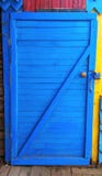 La vieille, en bois porte de couleur bleue s'est fermée sur la serrure Images libres de droits La vieille, en bois porte de couleur bleue s'est fermée sur la serrure Images libres de droits