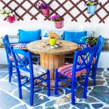 La vieille Grèce traditionnelle, chaises dans le taverna image stock La vieille Grèce traditionnelle, chaises dans le taverna image stock