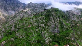 La vieille ville de Kotor Le mur autour de la ville sur la montagne clips vidéos La vieille ville de Kotor Le mur autour de la ville sur la montagne clips vidéos