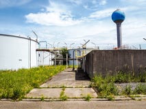La vieja instalación resistida del tratamiento de aguas de una planta industrial cerrada grande imágenes de archivo libres de regalías La vieja instalación resistida del tratamiento de aguas de una planta industrial cerrada grande imágenes de archivo libres de regalías