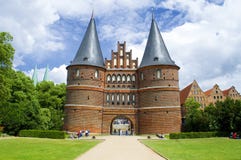 La vieja puerta de la ciudad en Lubeck Alemania llamó Holstentor en la tierra pública imagen de archivo La vieja puerta de la ciudad en Lubeck Alemania llamó Holstentor en la tierra pública imagen de archivo