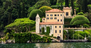 La villa Del Balbianello dans une vue de bateau de croisière sur le lac Como, Italie, l'Europe images libres de droits La villa Del Balbianello dans une vue de bateau de croisière sur le lac Como, Italie, l'Europe images libres de droits