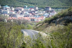 La ville dans les montagnes à lui va la route images stock La ville dans les montagnes à lui va la route images stock