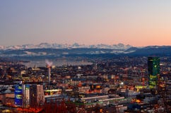 La ville de Zurich donnent sur au coucher du soleil photo stock La ville de Zurich donnent sur au coucher du soleil photo stock