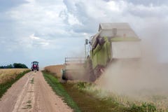 La violación de la máquina segadora, y el tractor va a descargarlo foto de archivo libre de regalías La violación de la máquina segadora, y el tractor va a descargarlo foto de archivo libre de regalías