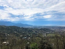 La visi?n desde el top de una altura de una ciudad tur?stica hermosa con los edificios y las casas, de tejados de ?rboles y de pl foto de archivo libre de regalías La visi?n desde el top de una altura de una ciudad tur?stica hermosa con los edificios y las casas, de tejados de ?rboles y de pl foto de archivo libre de regalías