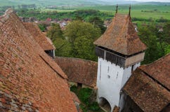 La visión desde la torre de Viscri fortificó la iglesia (castillo), Transylvani foto de archivo La visión desde la torre de Viscri fortificó la iglesia (castillo), Transylvani foto de archivo