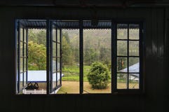 La visión desde la ventana de una fábrica del té fotografía de archivo La visión desde la ventana de una fábrica del té fotografía de archivo