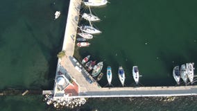 La vista aerea dell'yacht del porticciolo nell'area del kalamaria Salonicco Grecia, si muove in avanti in fuco stock footage La vista aerea dell'yacht del porticciolo nell'area del kalamaria Salonicco Grecia, si muove in avanti in fuco stock footage