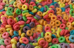 La vista cercana del azúcar cubrió el cereal condimentado con sabor a fruta con leche imágenes de archivo libres de regalías La vista cercana del azúcar cubrió el cereal condimentado con sabor a fruta con leche imágenes de archivo libres de regalías