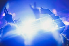 La vista de la demostración del concierto de rock en sala de conciertos grande, con la muchedumbre y la etapa se enciende, una sa fotos de archivo libres de regalías La vista de la demostración del concierto de rock en sala de conciertos grande, con la muchedumbre y la etapa se enciende, una sa fotos de archivo libres de regalías