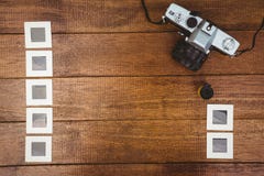 La vista de una cámara vieja con las fotos resbala Imágenes de archivo libres de regalías La vista de una cámara vieja con las fotos resbala Imágenes de archivo libres de regalías