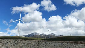 La vista dei mulini a vento della produzione di energia di Qinghai, situati nel nord-ovest della Cina fotografia stock La vista dei mulini a vento della produzione di energia di Qinghai, situati nel nord-ovest della Cina fotografia stock