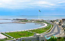 La vista della città Bacu e la bandiera nazionale quadrano fotografie stock La vista della città Bacu e la bandiera nazionale quadrano fotografie stock