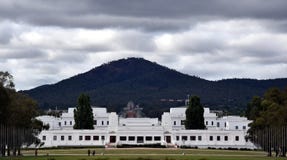 La vista di vecchia sede del parlamento il memoriale di guerra ed il Mt nazionali Ainslie fotografia stock La vista di vecchia sede del parlamento il memoriale di guerra ed il Mt nazionali Ainslie fotografia stock