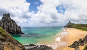 La vista panoramica di Morro Dois Irmaos, Morro fa Pico e guasta de Dentro Beaches - Fernando de Noronha, il Pernambuco, Brasile fotografie stock libere da diritti La vista panoramica di Morro Dois Irmaos, Morro fa Pico e guasta de Dentro Beaches - Fernando de Noronha, il Pernambuco, Brasile fotografie stock libere da diritti