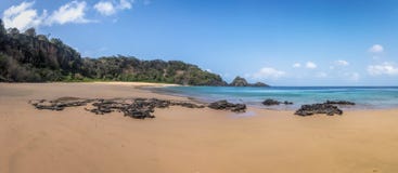La vista panoramica di Praia fa Sancho Beach - Fernando de Noronha, il Pernambuco, Brasile immagine stock libera da diritti La vista panoramica di Praia fa Sancho Beach - Fernando de Noronha, il Pernambuco, Brasile immagine stock libera da diritti