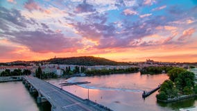 La vista sul timelapse di Petrin della collina di Praga con i mulini del gufo dopo il tramonto con il bello cielo variopinto, rep archivi video La vista sul timelapse di Petrin della collina di Praga con i mulini del gufo dopo il tramonto con il bello cielo variopinto, rep archivi video
