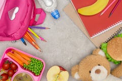 la vista superiore del vassoio con i bambini pranza per la scuola, la borsa le matite ed i taccuini fotografia stock la vista superiore del vassoio con i bambini pranza per la scuola, la borsa le matite ed i taccuini fotografia stock