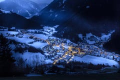 La vista superiore sul villaggio nevoso luesen la valle alla notte Tirol del sud fotografie stock libere da diritti La vista superiore sul villaggio nevoso luesen la valle alla notte Tirol del sud fotografie stock libere da diritti