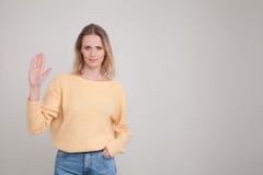 La vita sul ritratto va giovane donna bionda con emozione calma che mostra la sua palma della mano alla macchina fotografica, un' immagine stock La vita sul ritratto va giovane donna bionda con emozione calma che mostra la sua palma della mano alla macchina fotografica, un' immagine stock