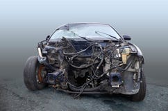La voiture après que l'accident soit une vue de face, sans moteur photographie stock libre de droits La voiture après que l'accident soit une vue de face, sans moteur photographie stock libre de droits