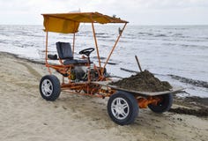 La voiture pour la récupération de place de la plage Nettoyant sur la plage, la plage propre de la boue et les déchets Photos stock La voiture pour la récupération de place de la plage Nettoyant sur la plage, la plage propre de la boue et les déchets Photos stock