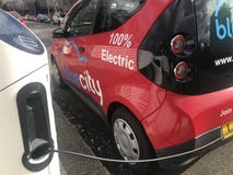 La voiture électrique de bluecity chargée dans la rue de Londres photos libres de droits La voiture électrique de bluecity chargée dans la rue de Londres photos libres de droits
