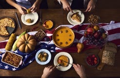 La vue courbe de la table a servi au dîner de thanksgiving photo stock La vue courbe de la table a servi au dîner de thanksgiving photo stock