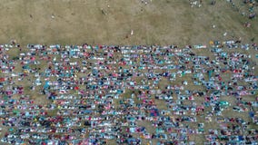 La vue de l'air de la prière d'Eid al-Fitr en 2019 au champ de Puputan Renon Des prières d'Eid ont été occupées par des milliers photo stock La vue de l'air de la prière d'Eid al-Fitr en 2019 au champ de Puputan Renon Des prières d'Eid ont été occupées par des milliers photo stock