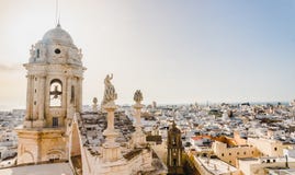 La vue des toits de Cadix, Espagne, du beffroi de sa cathédrale photos libres de droits La vue des toits de Cadix, Espagne, du beffroi de sa cathédrale photos libres de droits