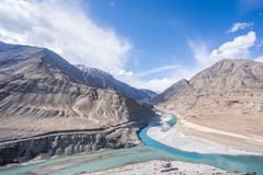 La vue du fleuve Indus dans Leh, Ladakh, Inde Le fleuve Indus est l'une des plus longues rivi?res en Asie images libres de droits La vue du fleuve Indus dans Leh, Ladakh, Inde Le fleuve Indus est l'une des plus longues rivi?res en Asie images libres de droits