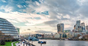 La vue du pont de tour sur le panorama de paysage urbain de Londres avec le HMS soit photos libres de droits La vue du pont de tour sur le panorama de paysage urbain de Londres avec le HMS soit photos libres de droits