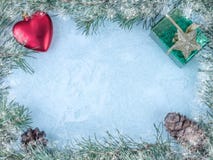La vue faite en sapin s'embranche avec des décorations d'arbre de Noël sur un fond en bois image libre de droits La vue faite en sapin s'embranche avec des décorations d'arbre de Noël sur un fond en bois image libre de droits