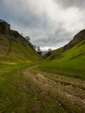 La vue jusqu'au château de Peveril, Castleton dans le secteur maximal un jour d'hivers image stock La vue jusqu'au château de Peveril, Castleton dans le secteur maximal un jour d'hivers image stock