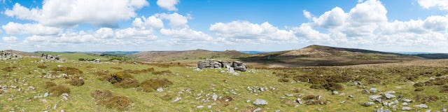 La vue panoramique de la roche en place de granit affleure en haut le massif de roche, parc national de Dartmoor, Devon, R-U, un image libre de droits La vue panoramique de la roche en place de granit affleure en haut le massif de roche, parc national de Dartmoor, Devon, R-U, un image libre de droits
